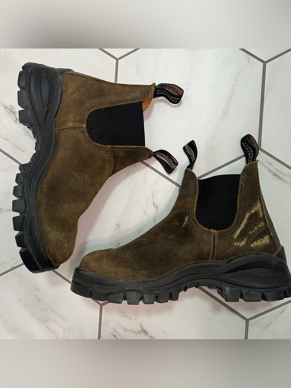 Blundstone 2322 Dark Olive Suede Lug Sole Chelsea Boot Size 6.5 US Women’s - Picture 6 of 12